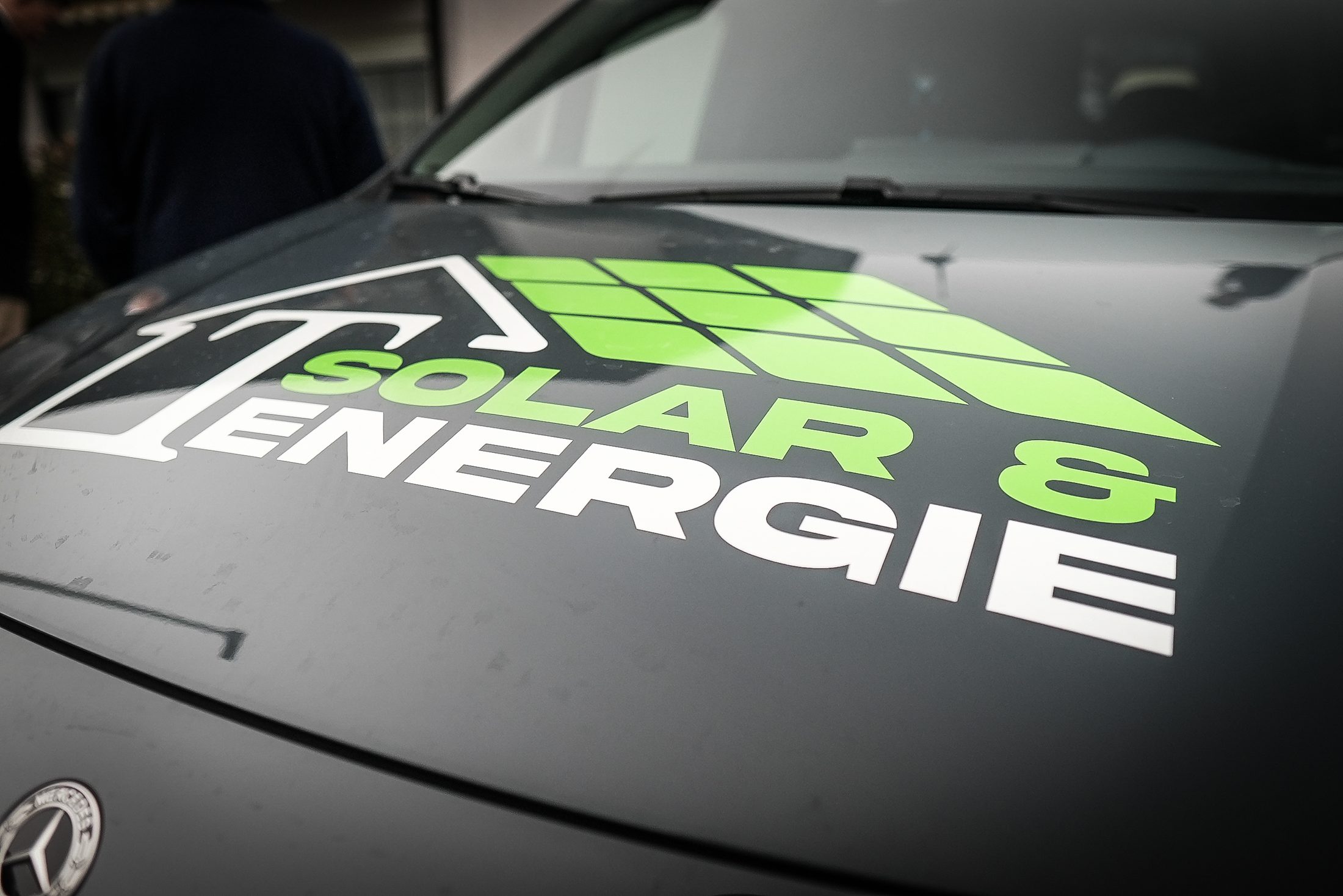 Firmenwagen mit Logo von T-Solar & Energie