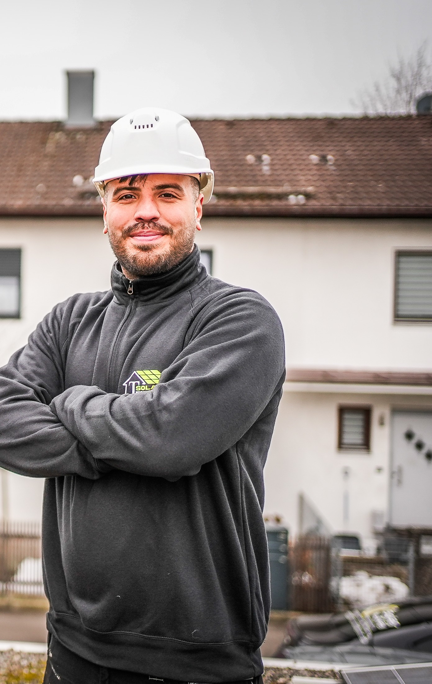 Team von T-Solar & Energie vor einem Kundenobjekt