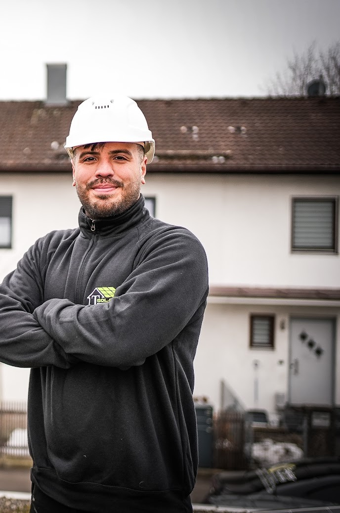 Fachmann von T-Solar & Energie mit Schutzhelm